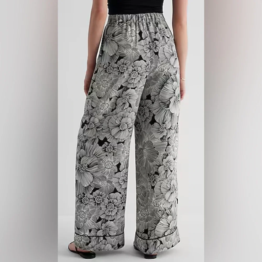 Express Stylist Super High Waisted Pleated Wide Leg Pant Floral Pant size 6 - Picture 2 of 11